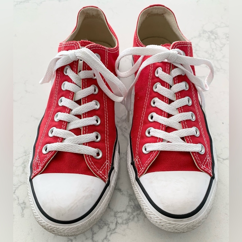 Red Converse Low Top Sneakers Unisex Men’s 9 / Women’s 11